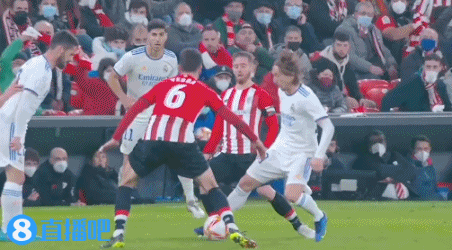 为什么球员在接捕到飞球后会迅速向看台示意